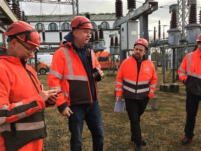 Med sund fornuft, erfaring og teknologisk hjlp trnes der el-sikkerhed p 60/10 kV-transformerstationen uden for Nord Energis hovedkontor i Hjrring. Foto: Jesper Tornbjerg